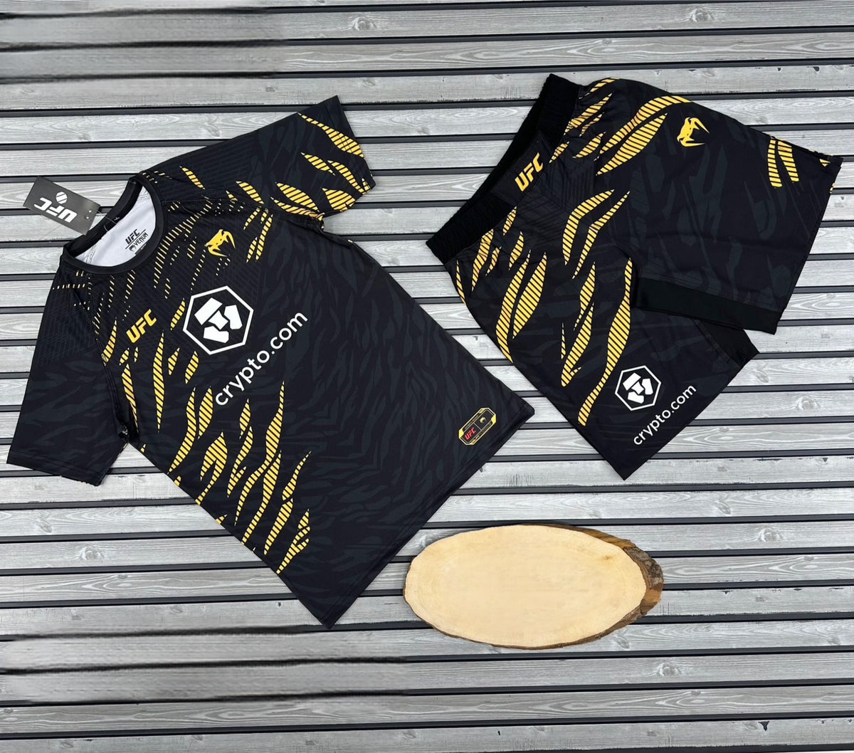 Venum UFC Black Gold Fight Kit – Премиум комплект (тениска + шорти)