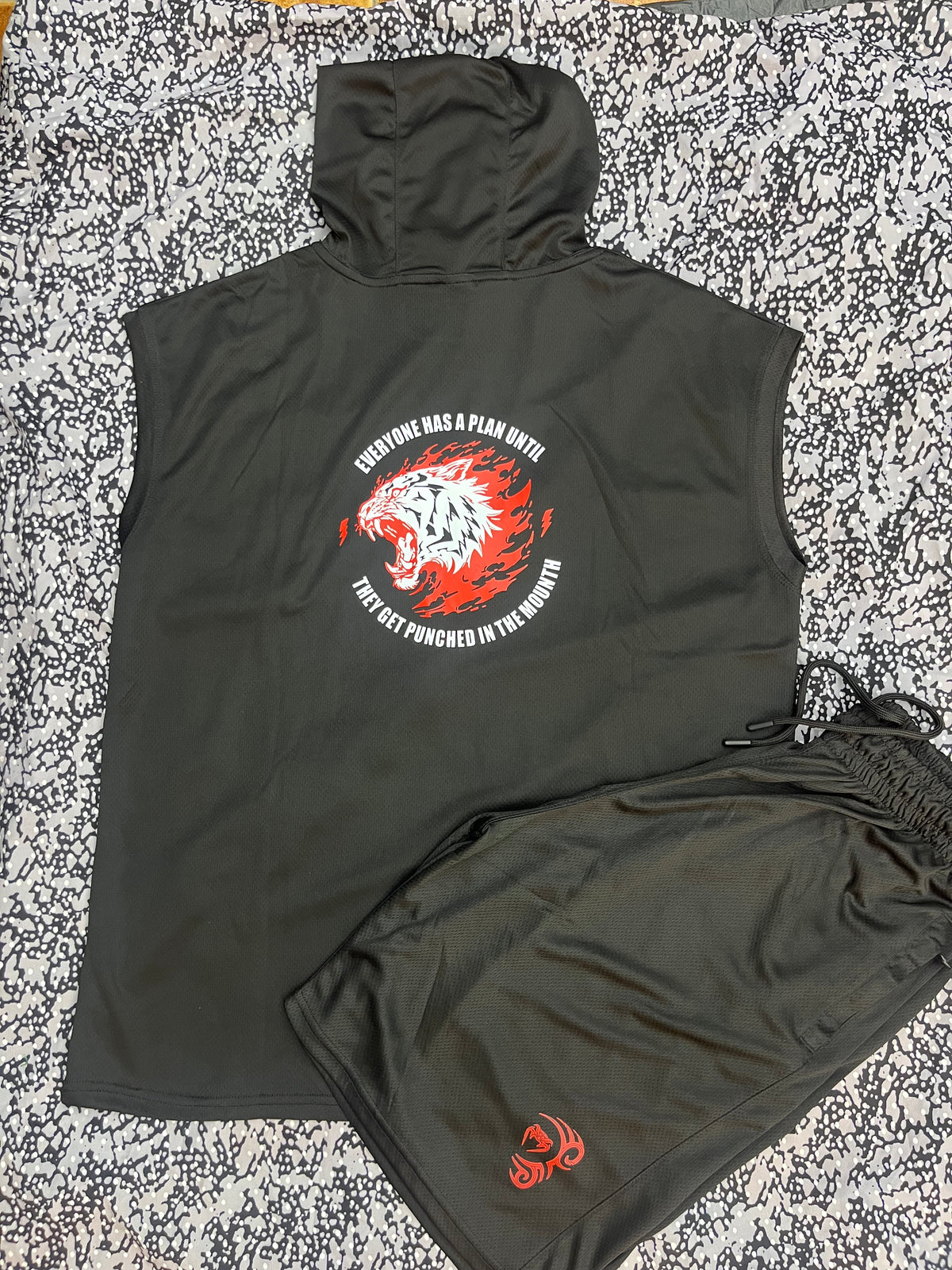 UFC Venum fight kit Mike Tyson- спортен екип (потник с качулка + шорти)
