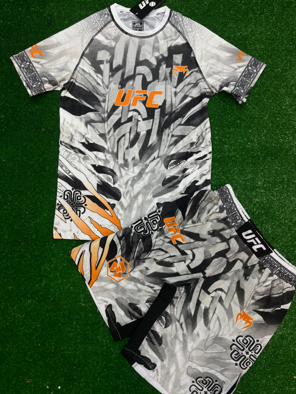 UFC Venum fight kit -спортен екип (тениска + шорти)