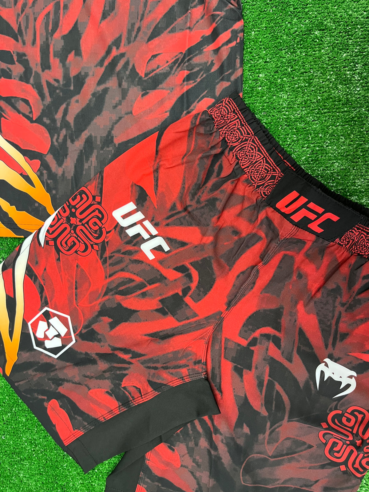 UFC Venum fight kit -спортен екип (тениска + шорти)