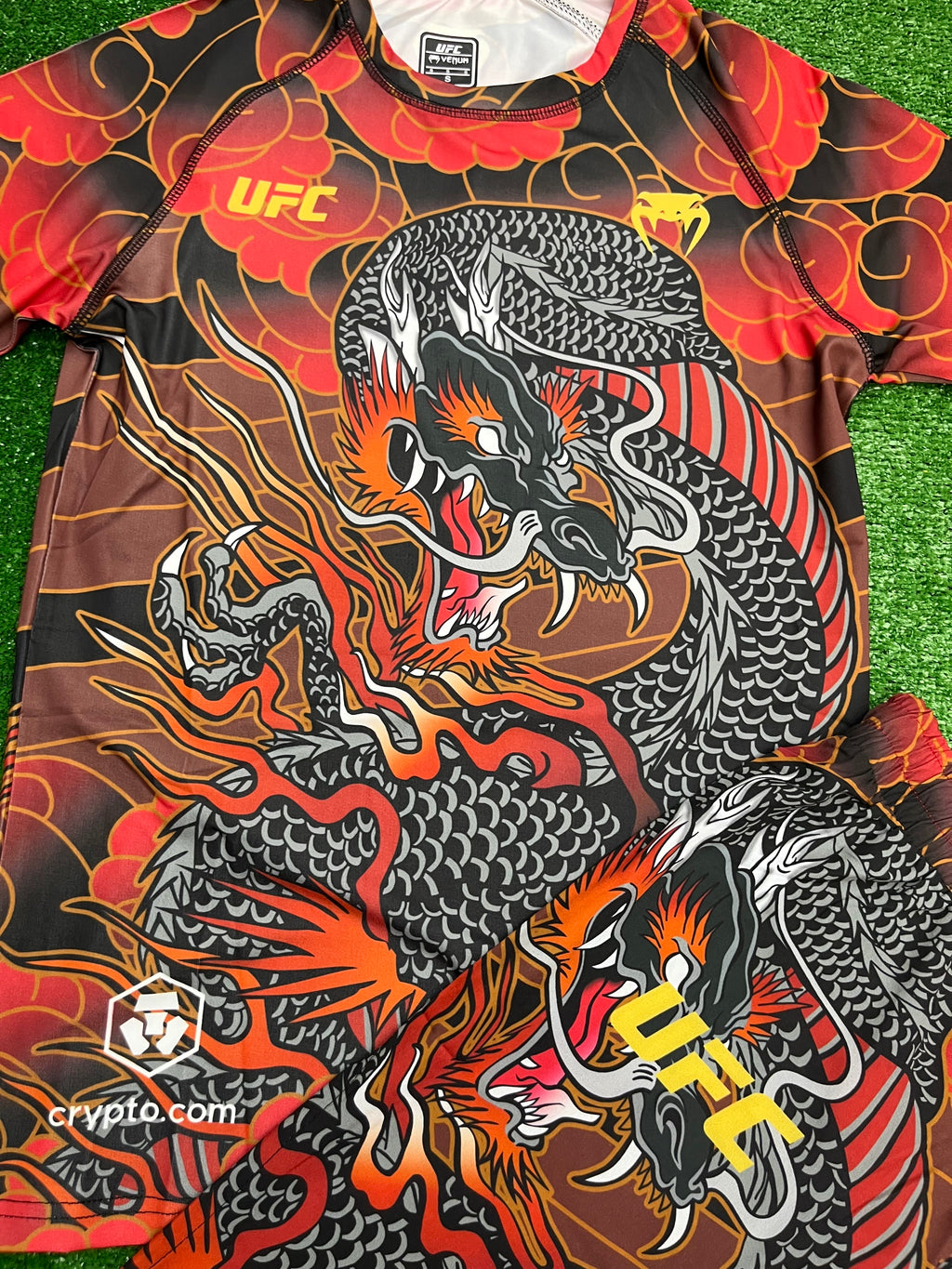 Venum UFC Red Dragon Fight Kit – Премиум комплект (тениска + шорти)