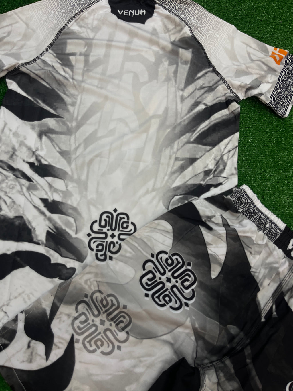 UFC Venum fight kit -спортен екип (тениска + шорти)