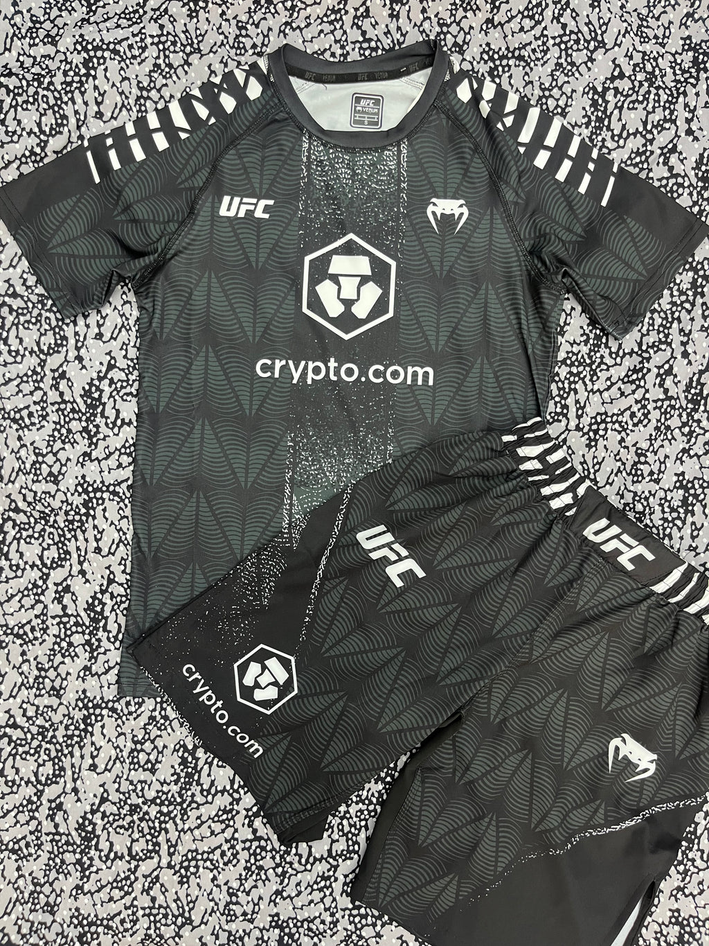 UFC Venum fight kit -спортен екип (тениска + шорти)