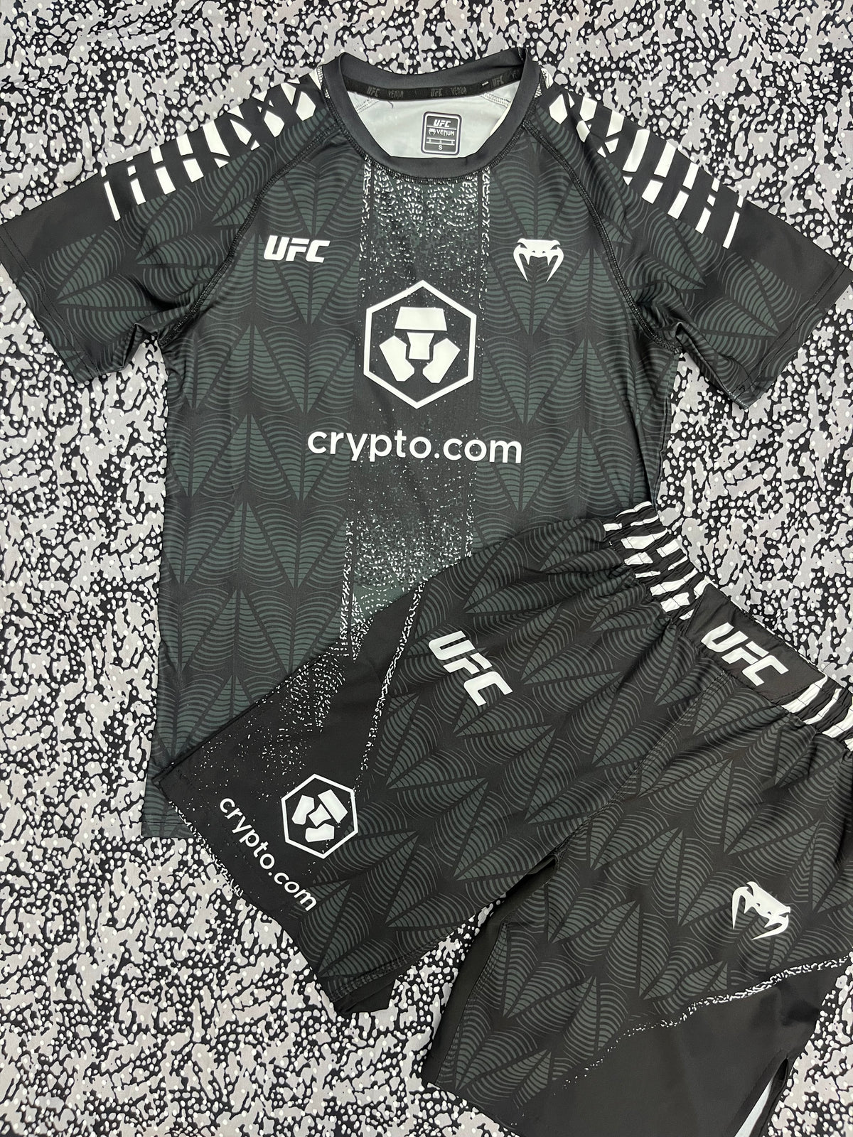 UFC Venum fight kit -спортен екип (тениска + шорти)