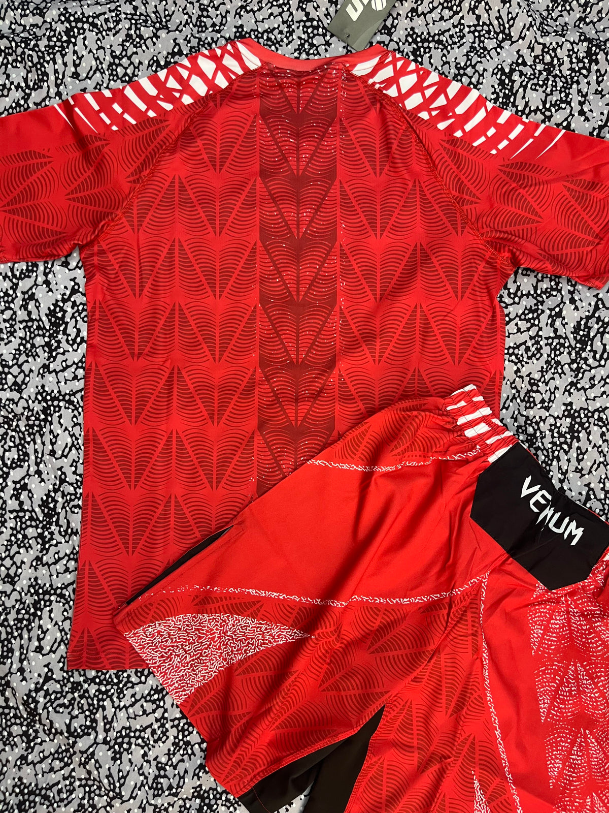 UFC Venum fight kit -спортен екип (тениска + шорти)