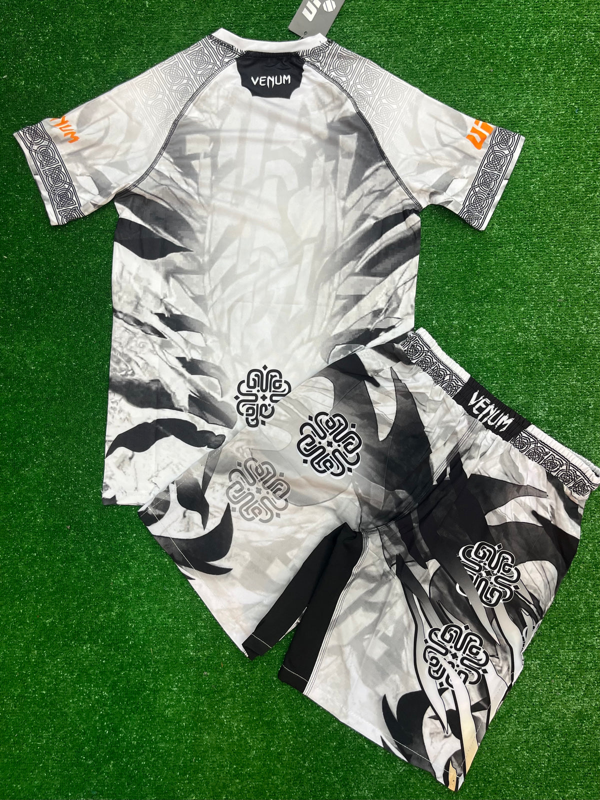 UFC Venum fight kit -спортен екип (тениска + шорти)
