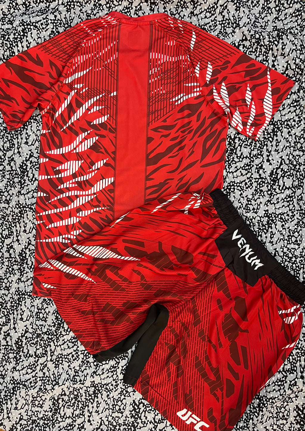 UFC Venum fight kit -спортен екип (тениска + шорти)