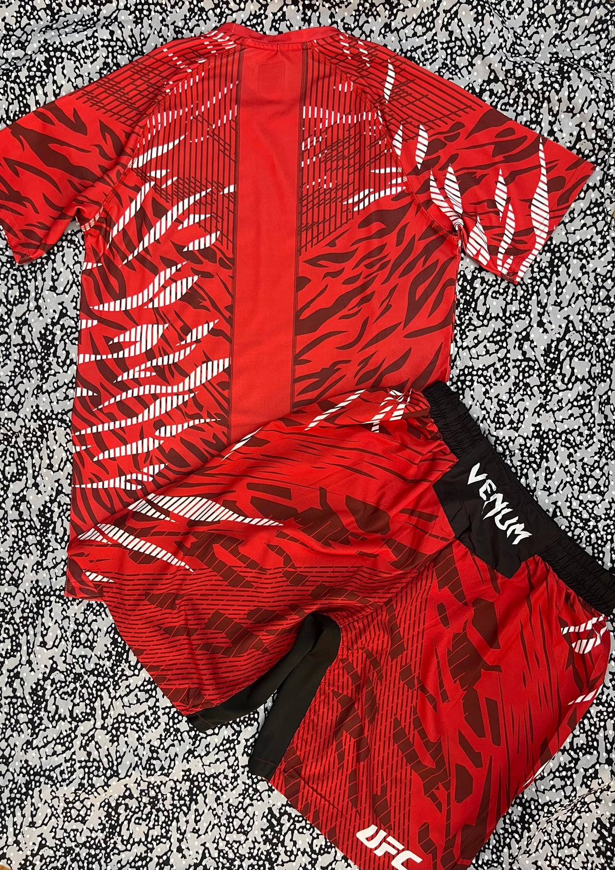 UFC Venum fight kit -спортен екип (тениска + шорти)