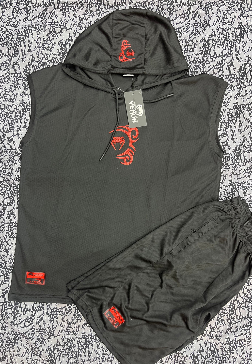 UFC Venum fight kit Mike Tyson- спортен екип (потник с качулка + шорти)