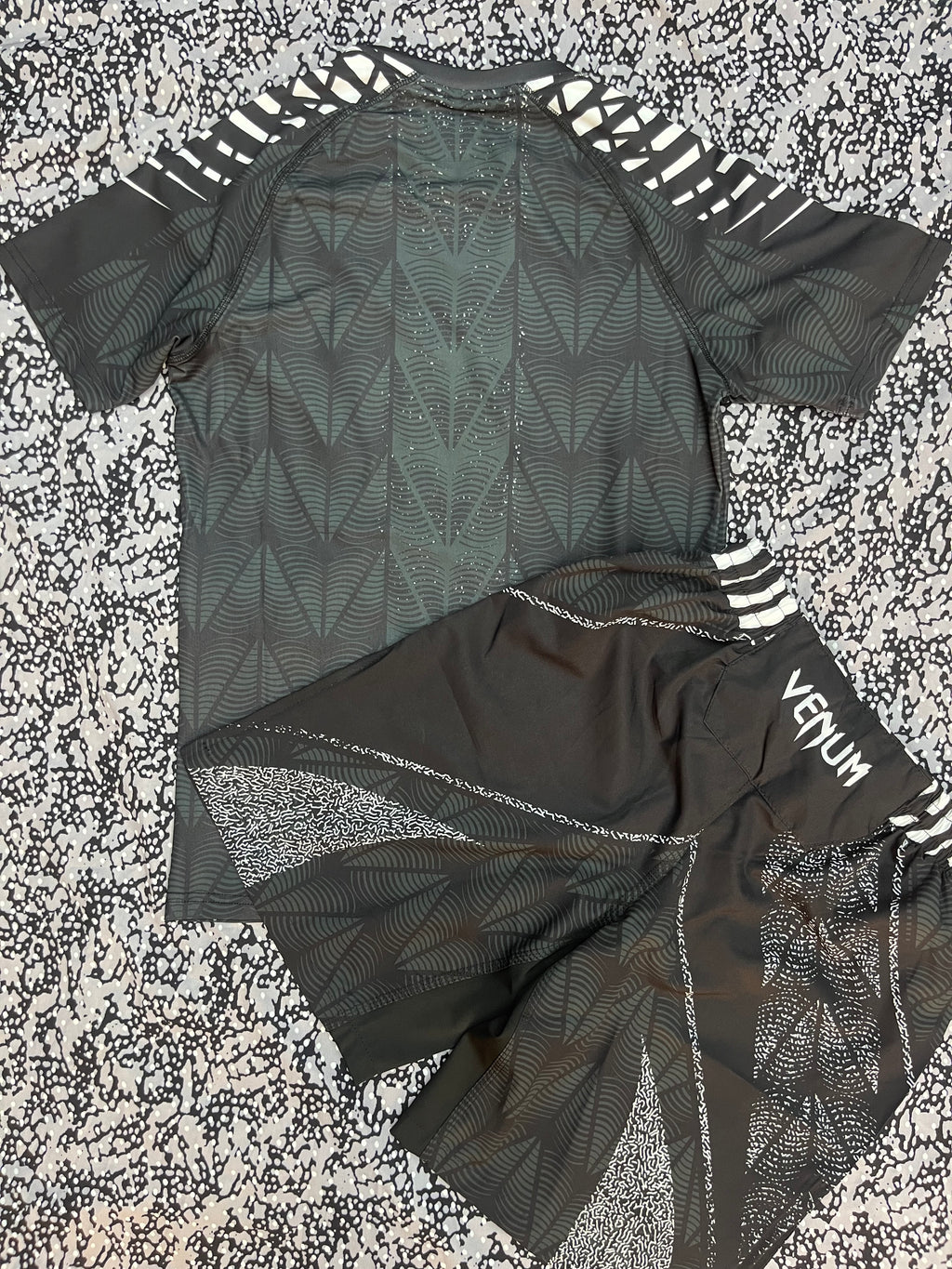 UFC Venum fight kit -спортен екип (тениска + шорти)