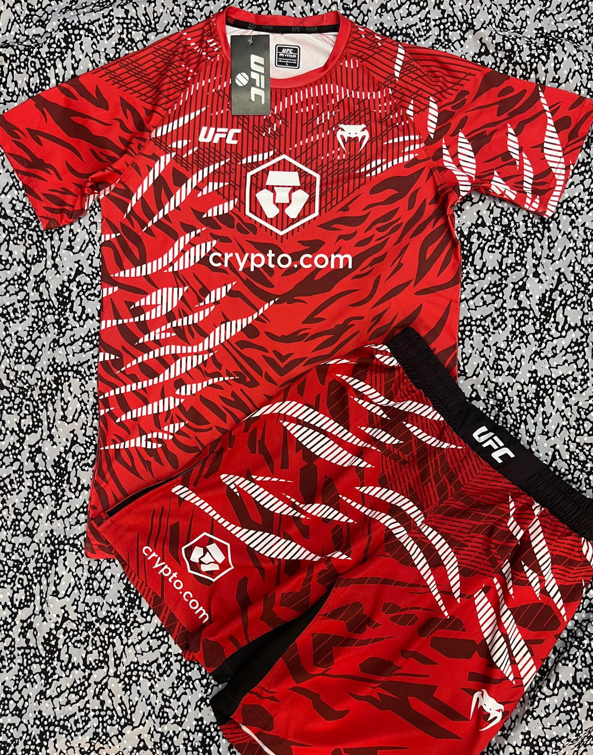 UFC Venum fight kit -спортен екип (тениска + шорти)