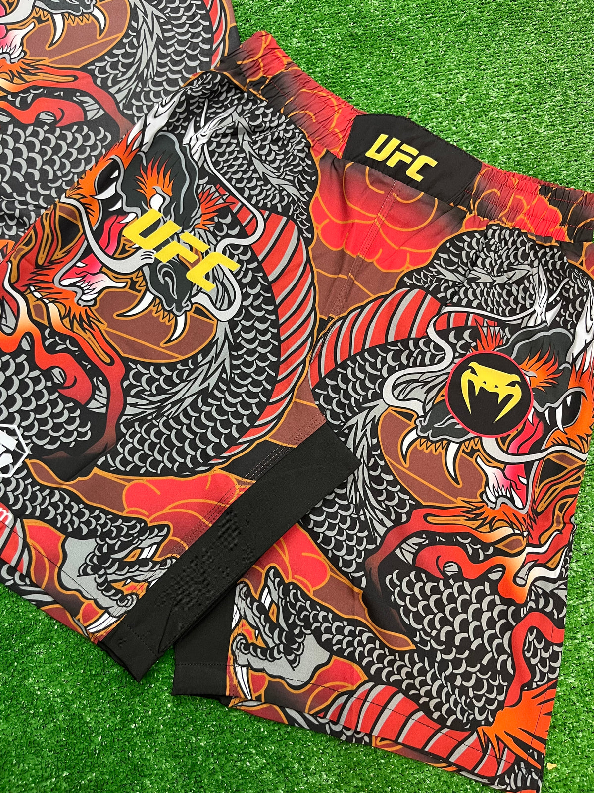 Venum UFC Red Dragon Fight Kit – Премиум комплект (тениска + шорти)